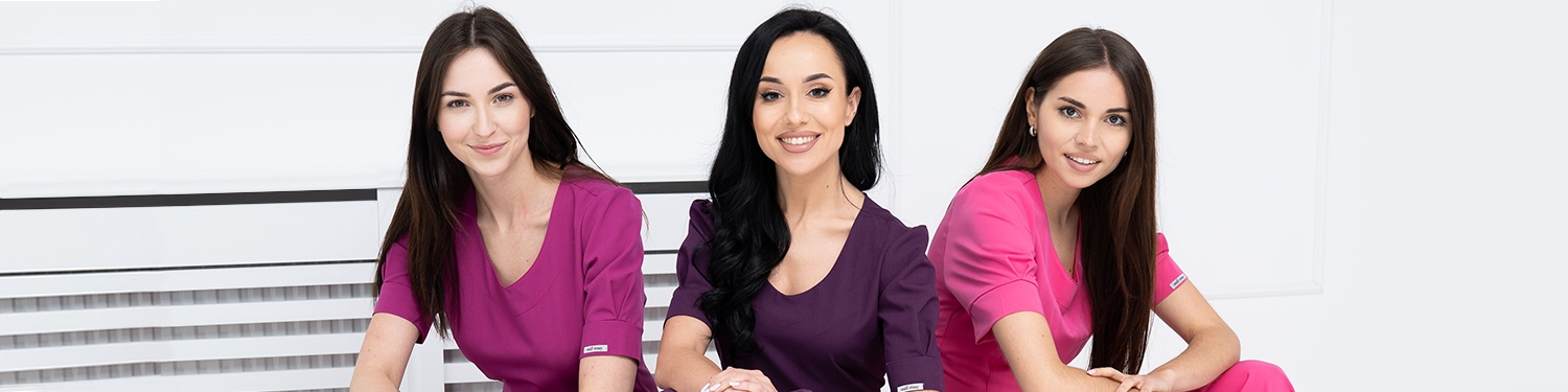 Scrubsy na lato - jaki materiał wybrać, żeby przetrwać upał w pracy? | Uniformsy