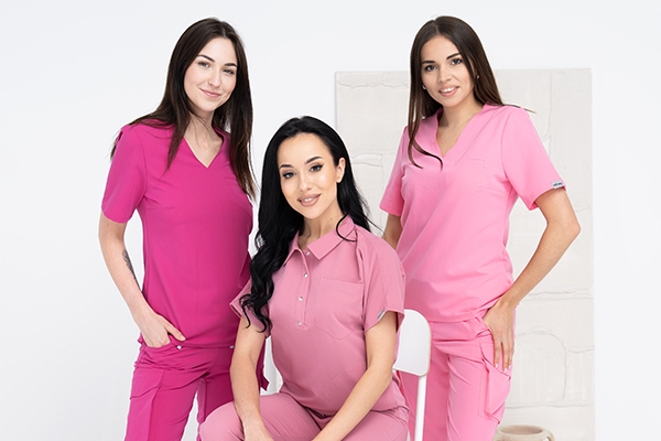Scrubsy na lato - jaki materiał wybrać, żeby przetrwać upał w pracy? | Uniformsy